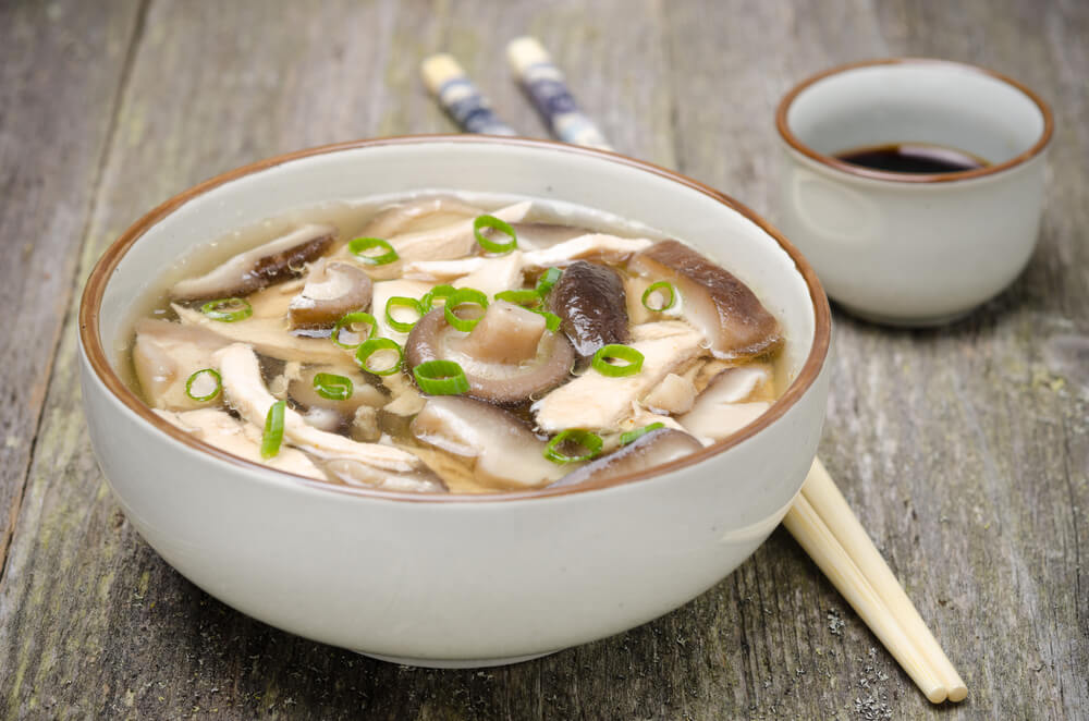 Chinesische Hühnersuppe mit Glasnudeln » Jetzt Rezept ansehen