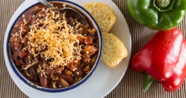 Chili con Carne mit Maisbrot