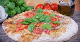 Focaccia mit Tomaten und Mozzarella