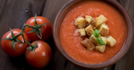 Gazpacho mit gerösteten Knoblauchcroutons