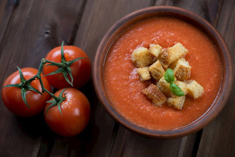 Gazpacho mit gerösteten Knoblauchcroutons » Rezept hier