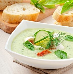 Geeiste Gurkensuppe mit Flusskrebsen