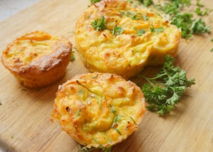 Herzhafte Muffins mit Ziegenkäse