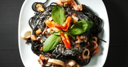 Schwarze Pasta mit Tintenfischsauce