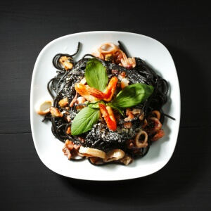 Schwarze Pasta mit Tintenfischsauce